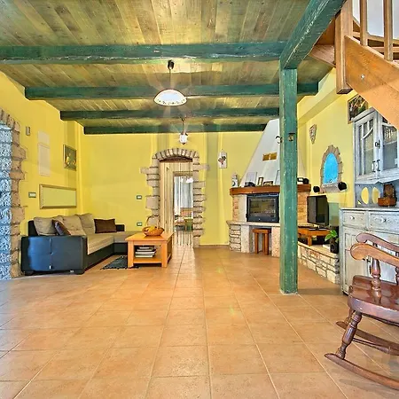 Handsome Stone Holiday Home With Swimming Pool In Tinjan Tinjan