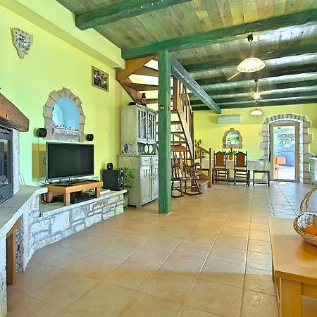 Hébergement de vacances Handsome Stone Holiday Home With Swimming Pool In Tinjan