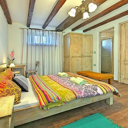 Handsome Stone Holiday Home With Swimming Pool In Tinjan Hébergement de vacances