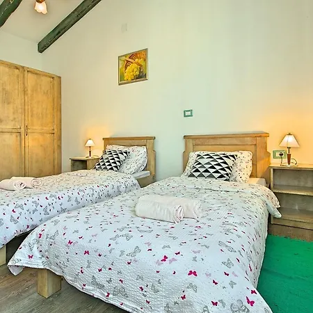 Handsome Stone Holiday Home With Swimming Pool In Tinjan *