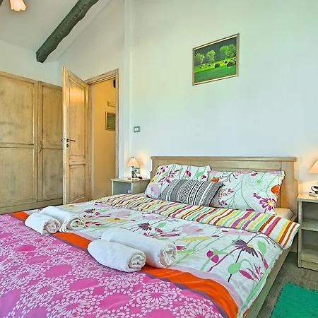 Handsome Stone Holiday Home With Swimming Pool In Tinjan Hébergement de vacances *