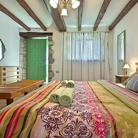 Handsome Stone Holiday Home With Swimming Pool In Tinjan Hébergement de vacances Tinjan