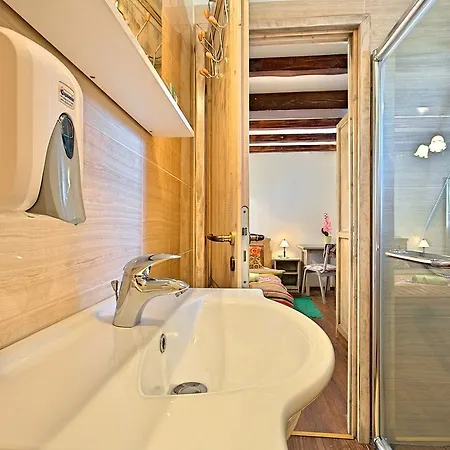 Handsome Stone Holiday Home With Swimming Pool In Tinjan Hébergement de vacances