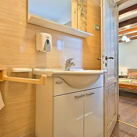 Hébergement de vacances Handsome Stone Holiday Home With Swimming Pool In Tinjan *