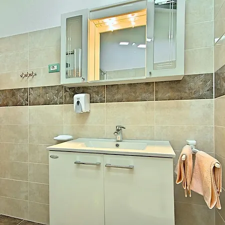 Handsome Stone Holiday Home With Swimming Pool In Tinjan Hébergement de vacances *