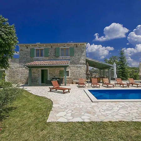 Handsome Stone Holiday Home With Swimming Pool In Tinjan Hébergement de vacances Tinjan
