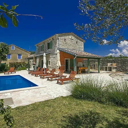Handsome Stone Holiday Home With Swimming Pool In Tinjan Hébergement de vacances