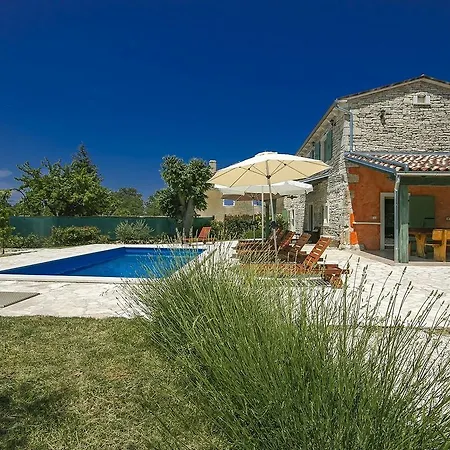 Hébergement de vacances Handsome Stone Holiday Home With Swimming Pool In Tinjan