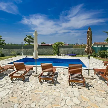 Handsome Stone Holiday Home With Swimming Pool In Tinjan Hébergement de vacances