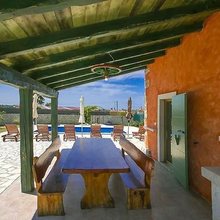 Handsome Stone Holiday Home With Swimming Pool In Tinjan Hébergement de vacances