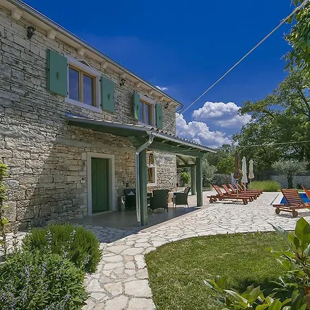 Hébergement de vacances Handsome Stone Holiday Home With Swimming Pool In Tinjan Tinjan