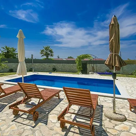 Hébergement de vacances Handsome Stone Holiday Home With Swimming Pool In Tinjan Tinjan