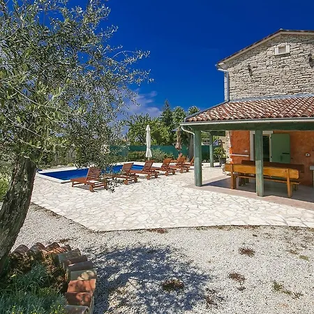Handsome Stone Holiday Home With Swimming Pool In Tinjan Hébergement de vacances