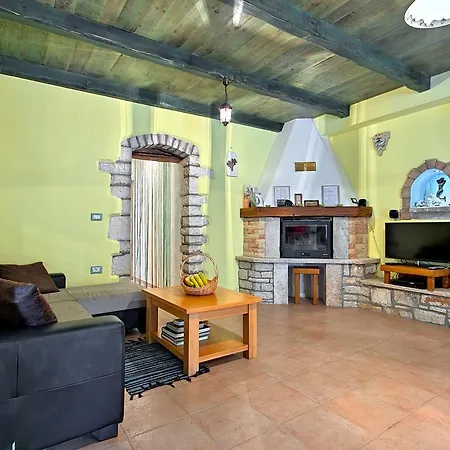 בית נופש Handsome Stone Holiday Home With Swimming Pool In Tinjan Tinjan
