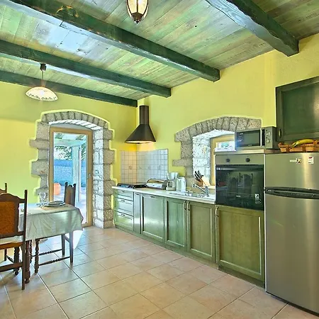 Handsome Stone Holiday Home With Swimming Pool In Tinjan בית נופש *