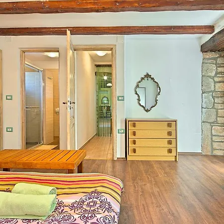 בית נופש Handsome Stone Holiday Home With Swimming Pool In Tinjan
