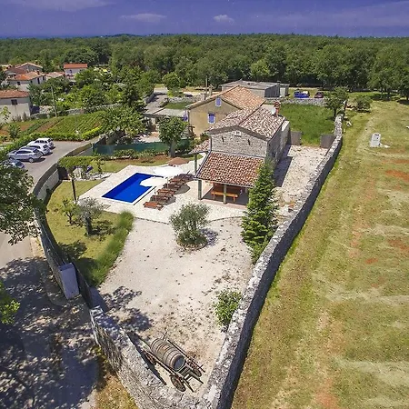 Handsome Stone Holiday Home With Swimming Pool In Tinjan בית נופש