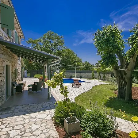 Handsome Stone Holiday Home With Swimming Pool In Tinjan בית נופש *