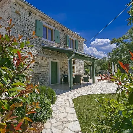 Handsome Stone Holiday Home With Swimming Pool In Tinjan בית נופש *