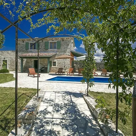Handsome Stone Holiday Home With Swimming Pool In Tinjan בית נופש